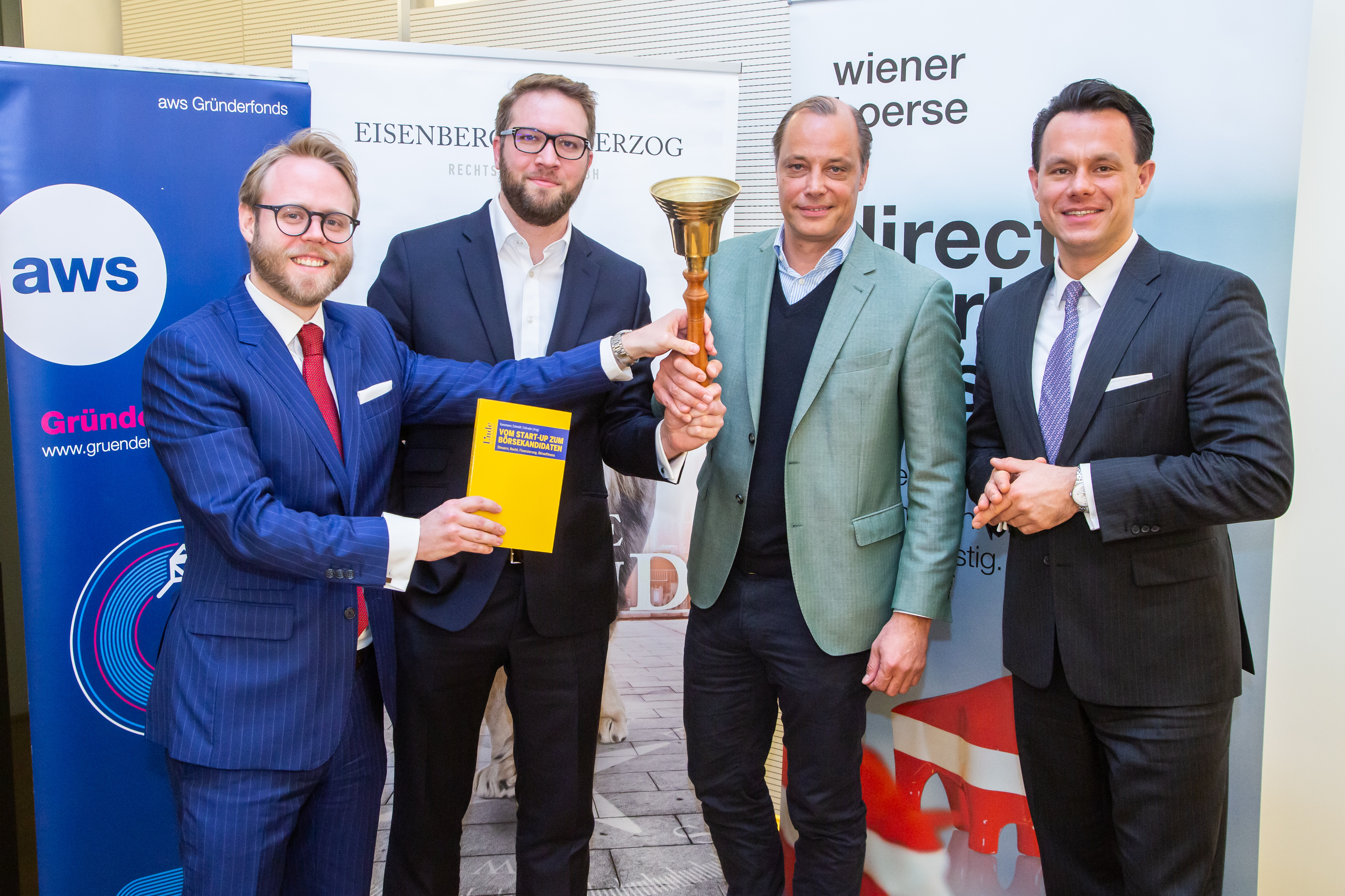 Foto: Die Herausgeber des Ratgebers, Josef Schmidt, Philipp Schrader und Ralf Kunzmann, gemeinsam mit dem Börsechef Christoph Boschan